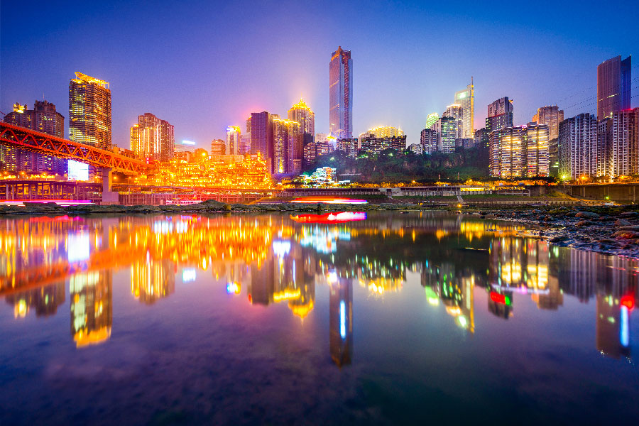 Una vista de los edificios tipicos en Chongqing con sus tom¿nalidades en Neon