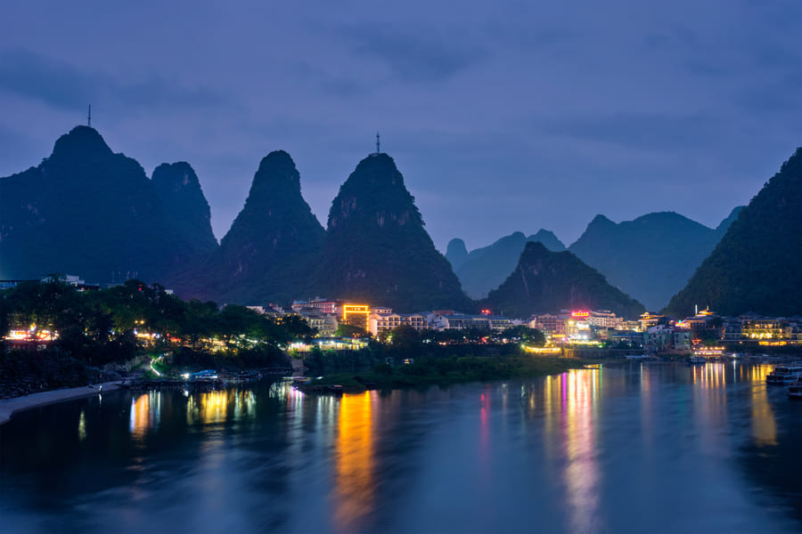 Una vista de Yangshuo de noche