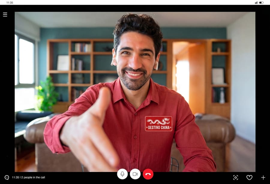 Hombre extendiendo la mano para cerrar un trato